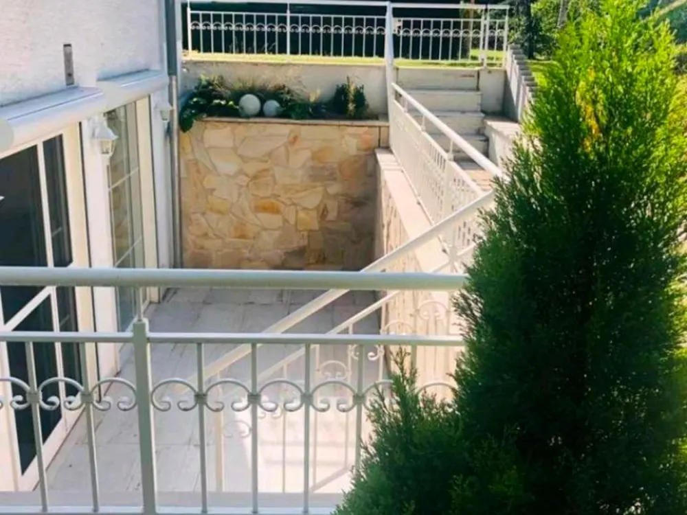 3-Zimmer Souterrain-Wohnung mit Terasse und Garten