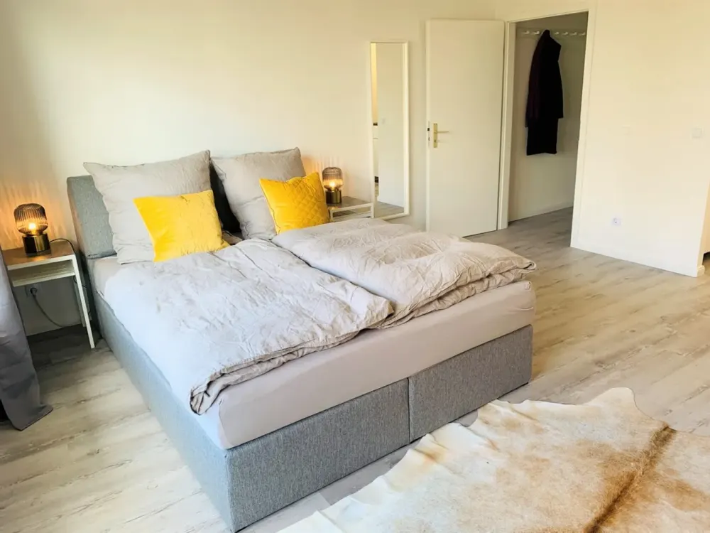 ++ MÖBLIERTES, BARRIEREFREIES APPARTEMENT MIT BALKON UND AUFZUG ++