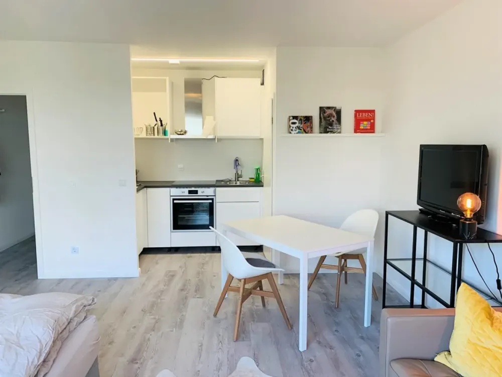++ MÖBLIERTES, BARRIEREFREIES APPARTEMENT MIT BALKON UND AUFZUG ++