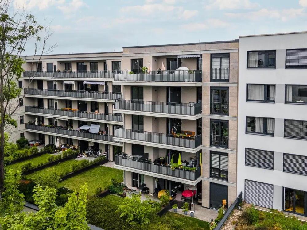 Ruhig aber zentrale Lage. Neubauwohnung mit Terrasse und Garten, FB-Hzg. TG, etc.