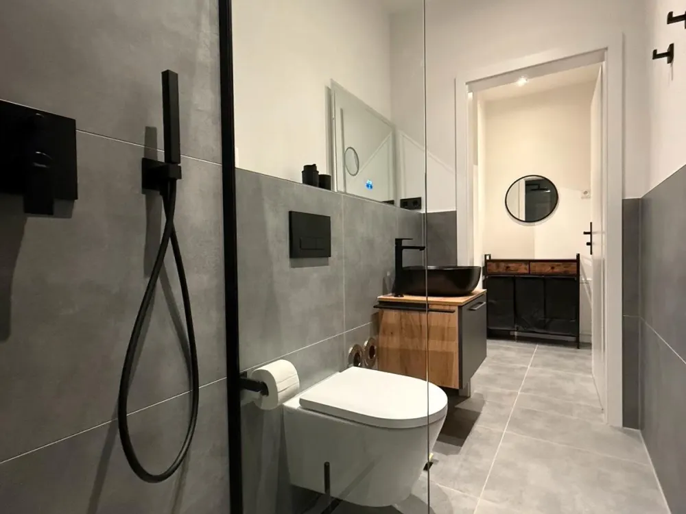 Modern renoviert Wohnung möbliert mit Fußbodenheizung.