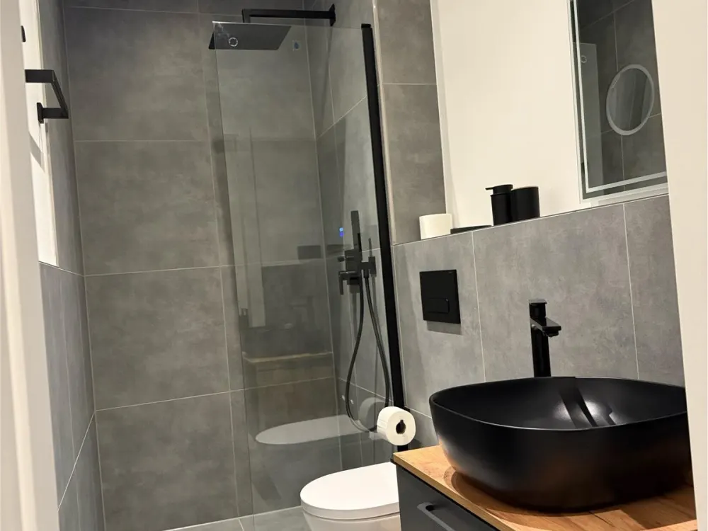 Modern renoviert Wohnung möbliert mit Fußbodenheizung.