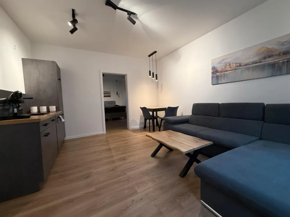 Modern renoviert Wohnung möbliert mit Fußbodenheizung.