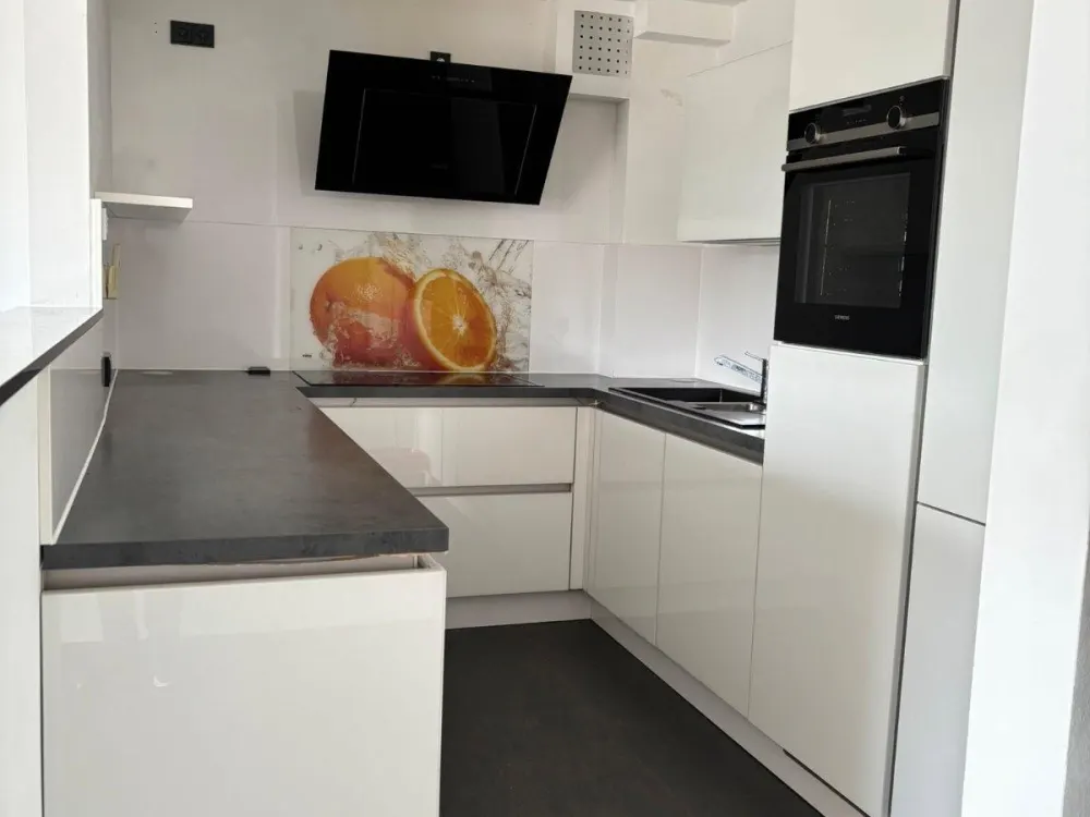 Helle 2-Zimmer-Wohnung mit Einbauküche, Klimaanlage und Balkon