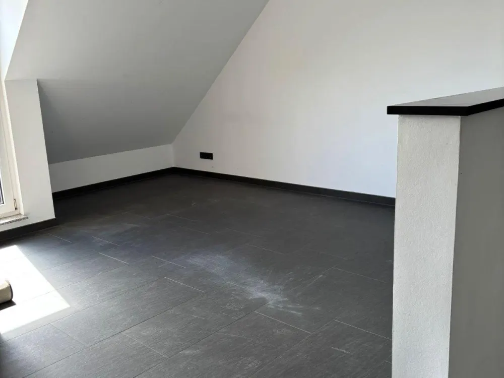 Helle 2-Zimmer-Wohnung mit Einbauküche, Klimaanlage und Balkon