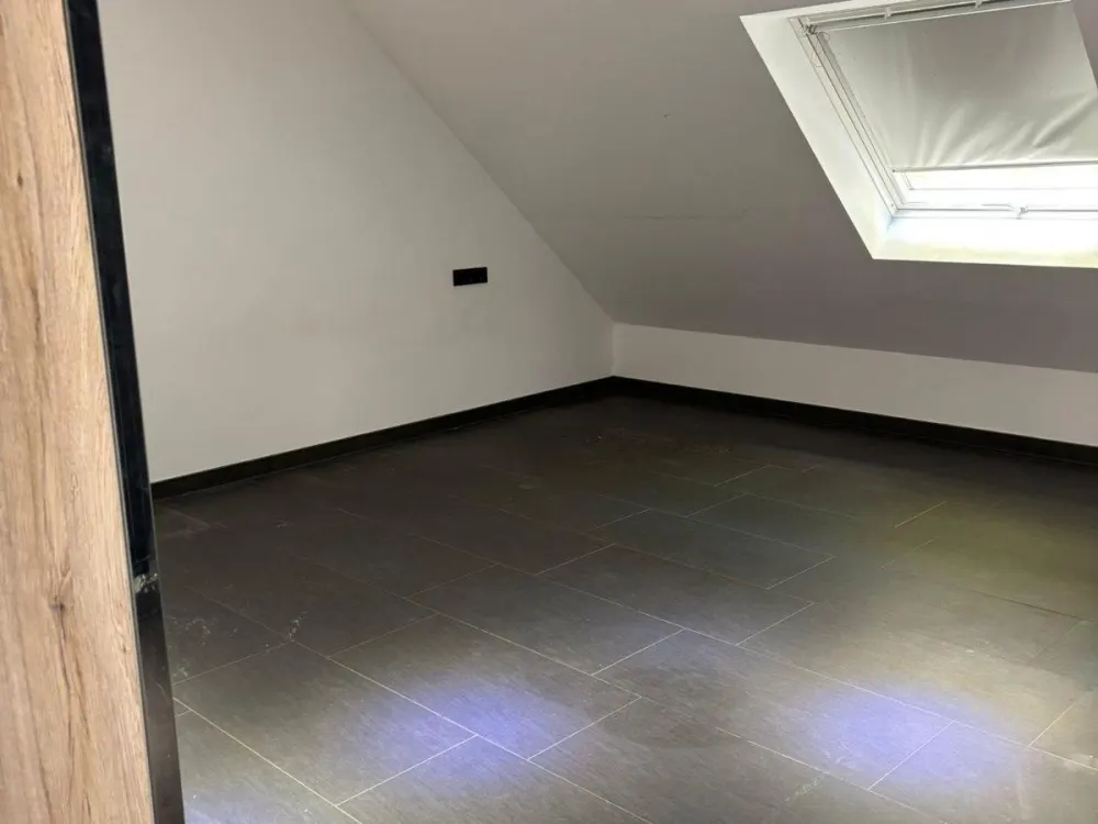 Helle 2-Zimmer-Wohnung mit Einbauküche, Klimaanlage und Balkon