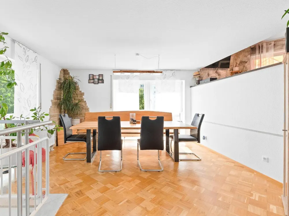 2-Etagen-Wohnung mit 2 Bädern, EBK, Terrasse, Balkon, PV-Anlage & 2 TG-Stellplätze