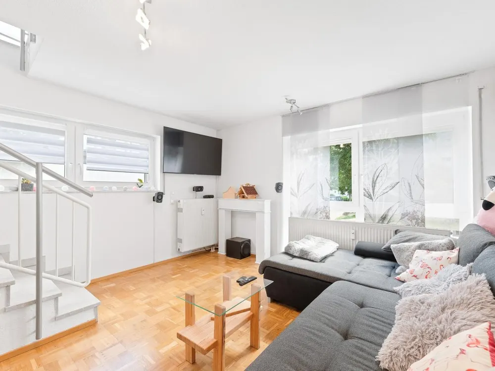 2-Etagen-Wohnung mit 2 Bädern, EBK, Terrasse, Balkon, PV-Anlage & 2 TG-Stellplätze