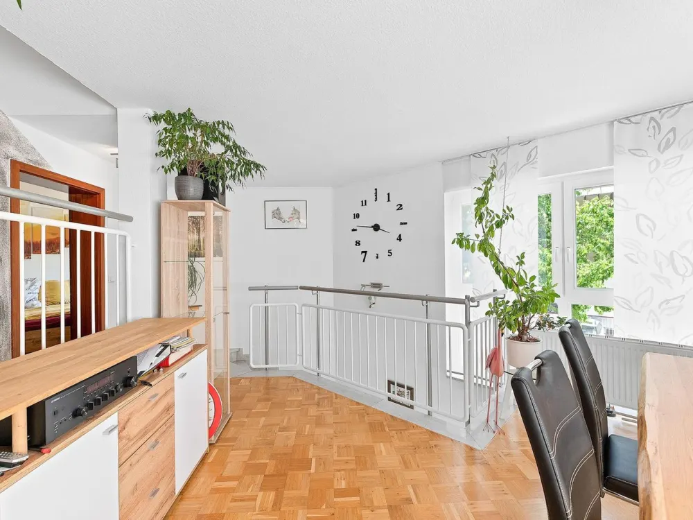 2-Etagen-Wohnung mit 2 Bädern, EBK, Terrasse, Balkon, PV-Anlage & 2 TG-Stellplätze