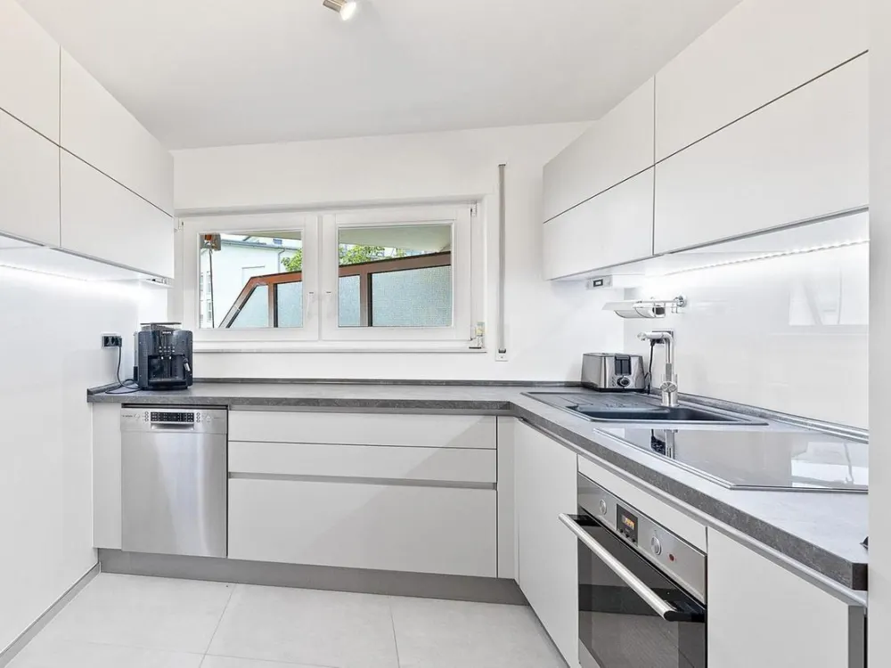 2-Etagen-Wohnung mit 2 Bädern, EBK, Terrasse, Balkon, PV-Anlage & 2 TG-Stellplätze