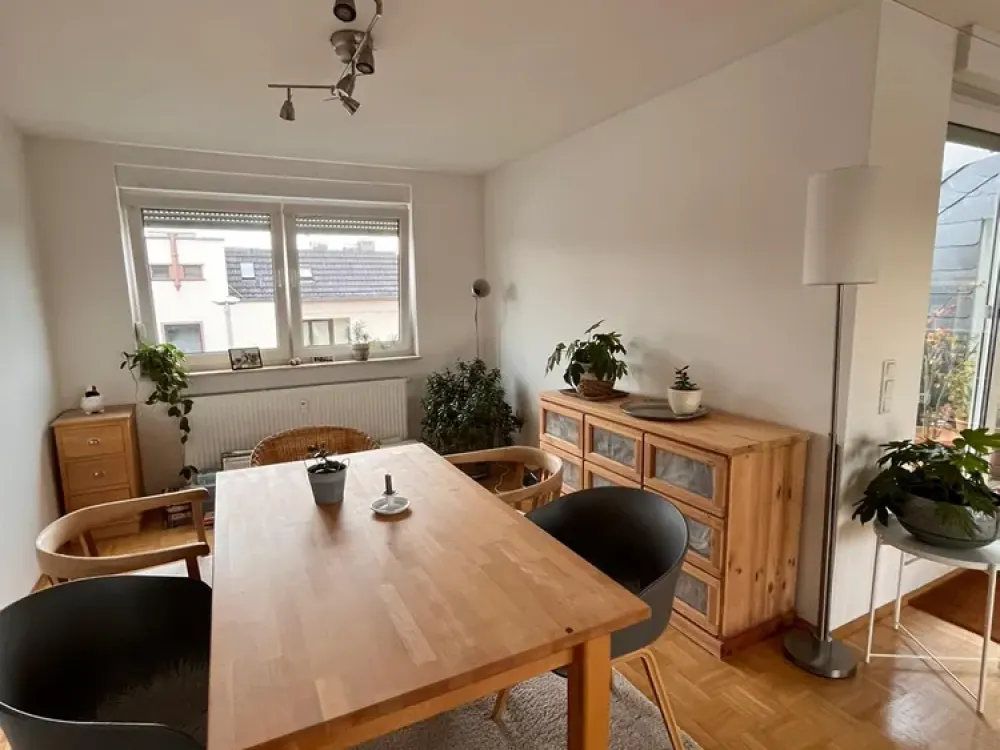 Großzügige, lichtdurchflutete Dachgeschosswohnung mit Dachterrasse