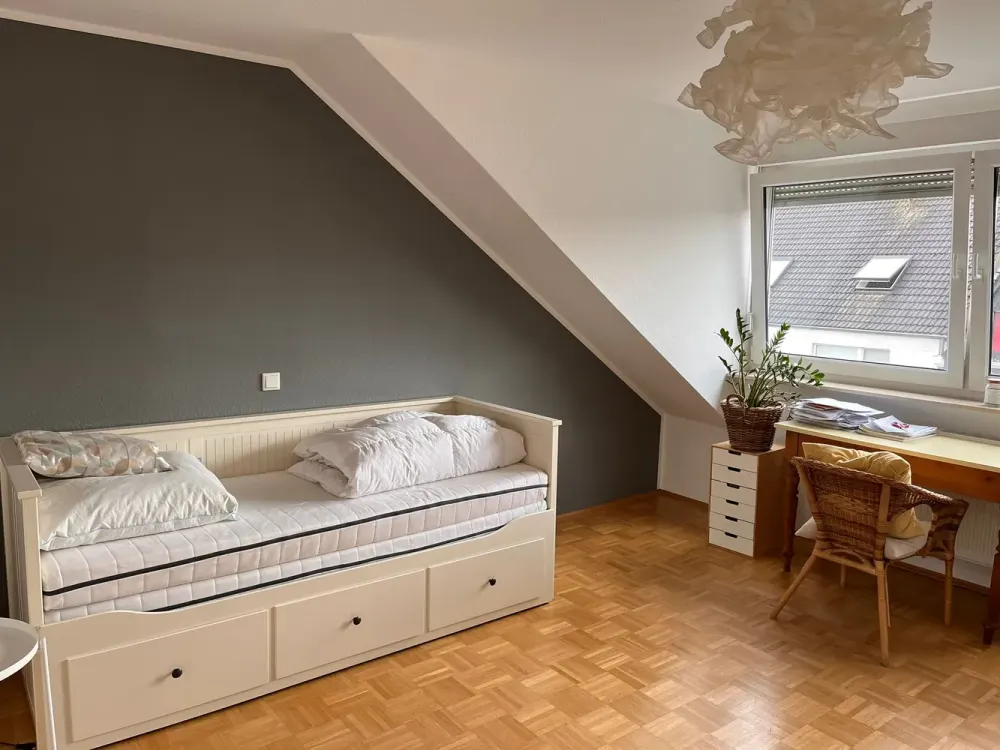 Großzügige, lichtdurchflutete Dachgeschosswohnung mit Dachterrasse