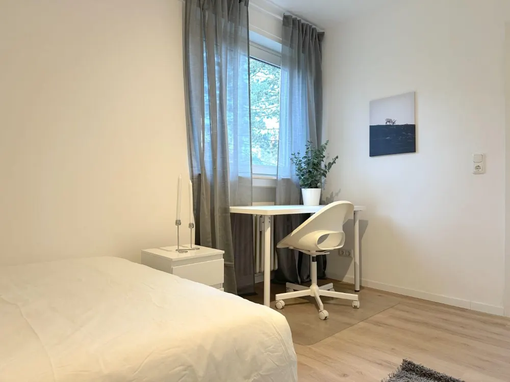 Möbilierte Zimmer frei in moderner WG, Weißkirchener Weg 39, Frankfurt
