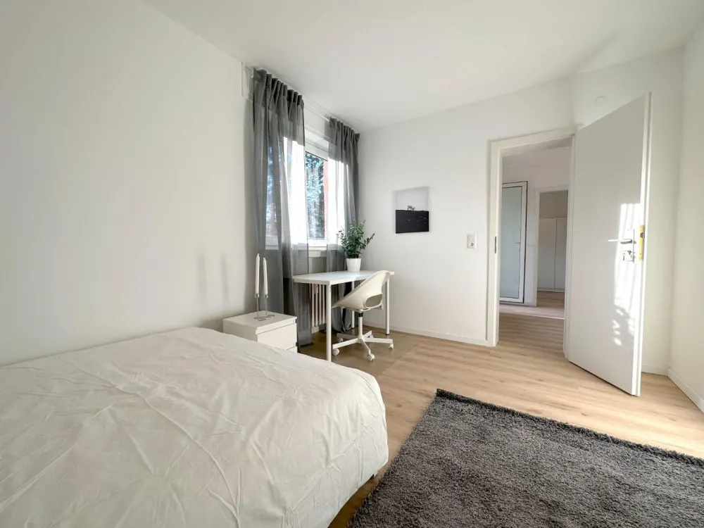 Möbilierte Zimmer frei in moderner WG, Weißkirchener Weg 39, Frankfurt