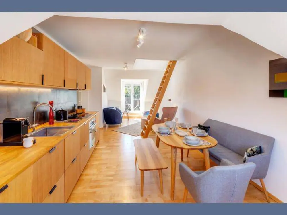 Möbliert: Schöne DG-Wohnung Glockenbachviertel