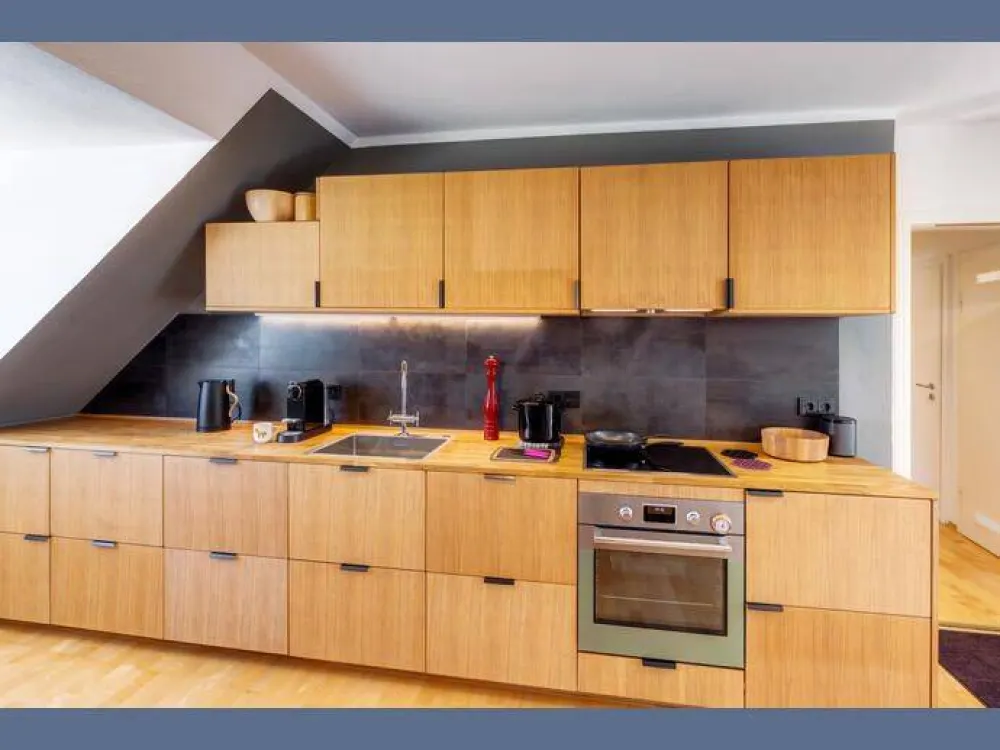 Möbliert: Schöne DG-Wohnung Glockenbachviertel