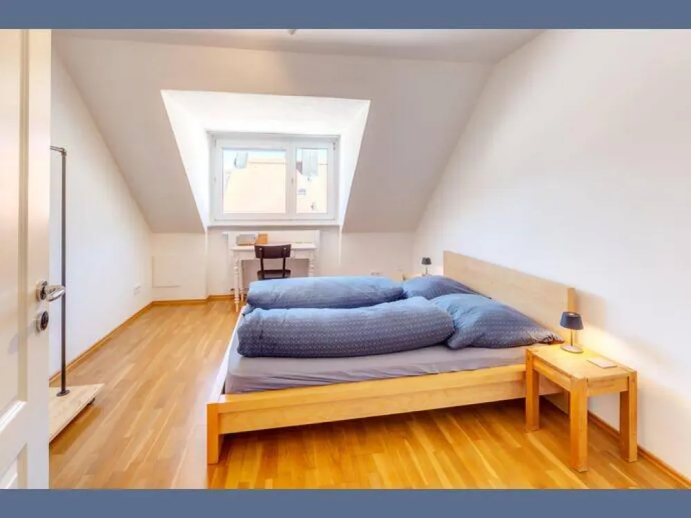 Möbliert: Schöne DG-Wohnung Glockenbachviertel