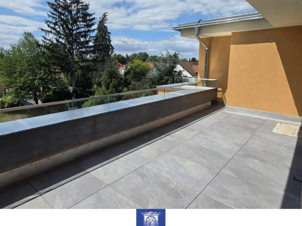 Unique Roof Terrace Meets Stylish Living! Fitted Kitchen!