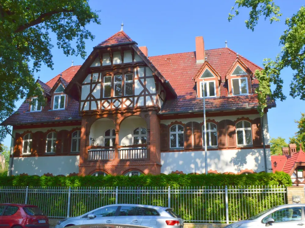 Wannsee-Wohnung mit Stil: 2-Zimmer-Domizil mit Balkon und Gartenterrasse in Villa