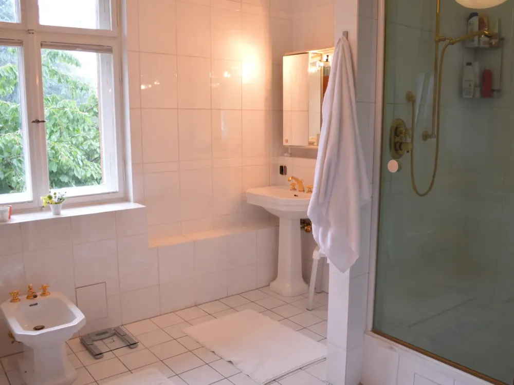 Wannsee-Wohnung mit Stil: 2-Zimmer-Domizil mit Balkon und Gartenterrasse in Villa