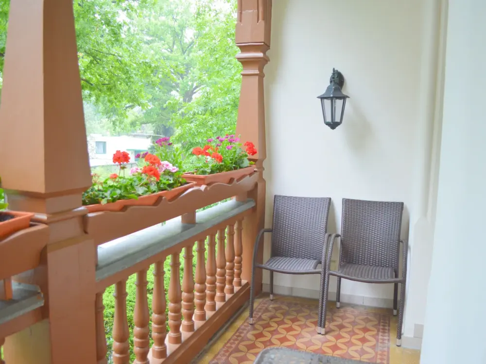 Wannsee-Wohnung mit Stil: 2-Zimmer-Domizil mit Balkon und Gartenterrasse in Villa