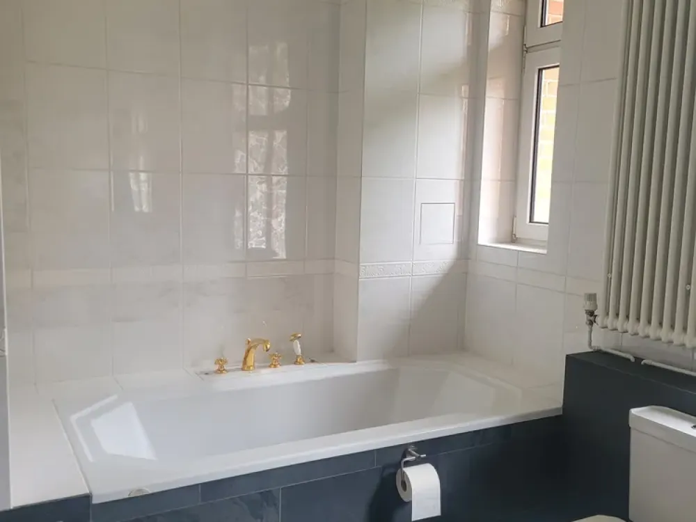 Wannsee-Wohnung mit Stil: 2-Zimmer-Domizil mit Balkon und Gartenterrasse in Villa