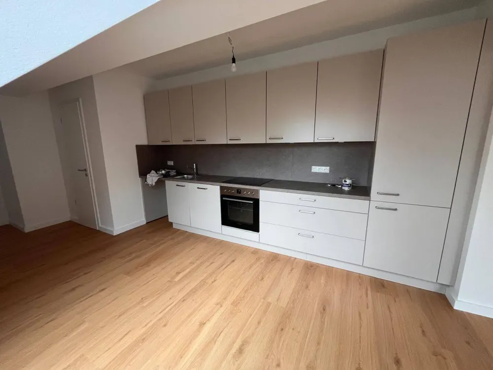 Provisionsfrei Spektakuläres DG-Maisonette/Atelier-Juwel: 3 Zimmer + 40 m² Atelier, Loggia & Aufzug in Neukölln, Erstbezug!
