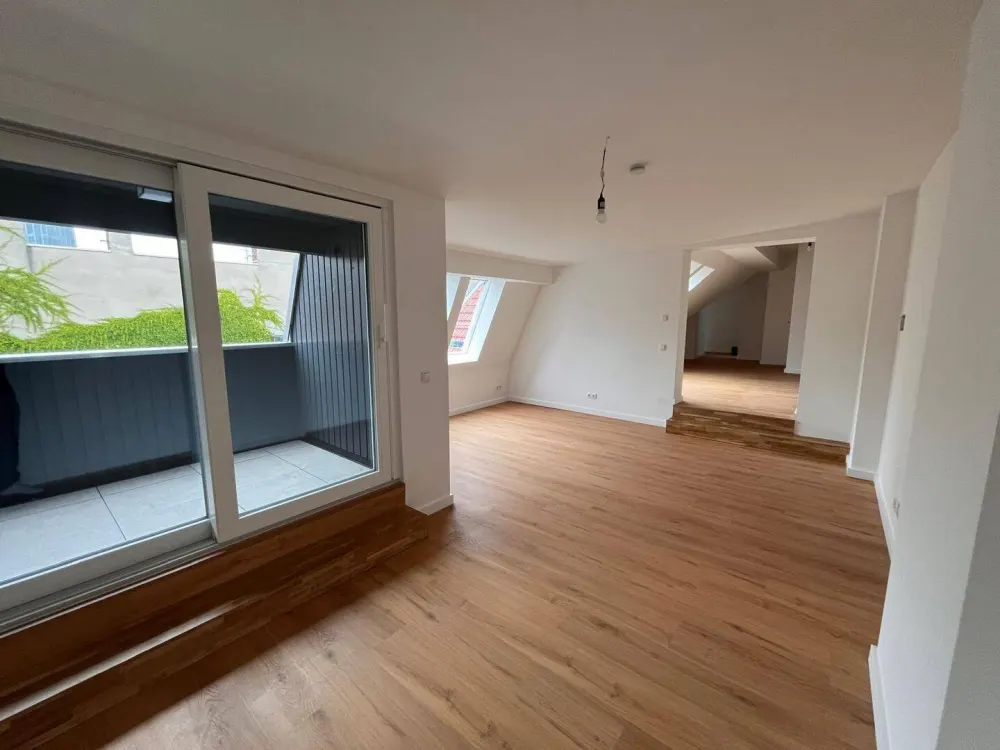 Provisionsfrei Spektakuläres DG-Maisonette/Atelier-Juwel: 3 Zimmer + 40 m² Atelier, Loggia & Aufzug in Neukölln, Erstbezug!