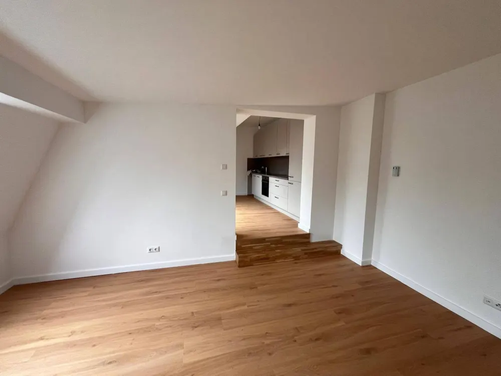 Provisionsfrei Spektakuläres DG-Maisonette/Atelier-Juwel: 3 Zimmer + 40 m² Atelier, Loggia & Aufzug in Neukölln, Erstbezug!