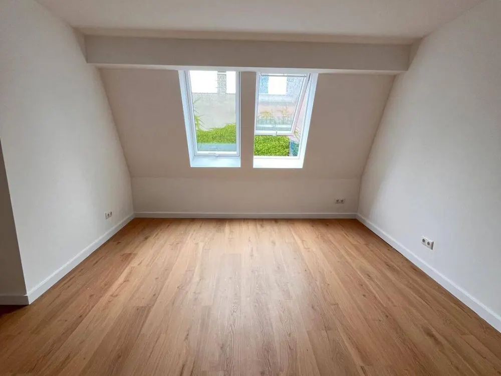 Provisionsfrei Spektakuläres DG-Maisonette/Atelier-Juwel: 3 Zimmer + 40 m² Atelier, Loggia & Aufzug in Neukölln, Erstbezug!