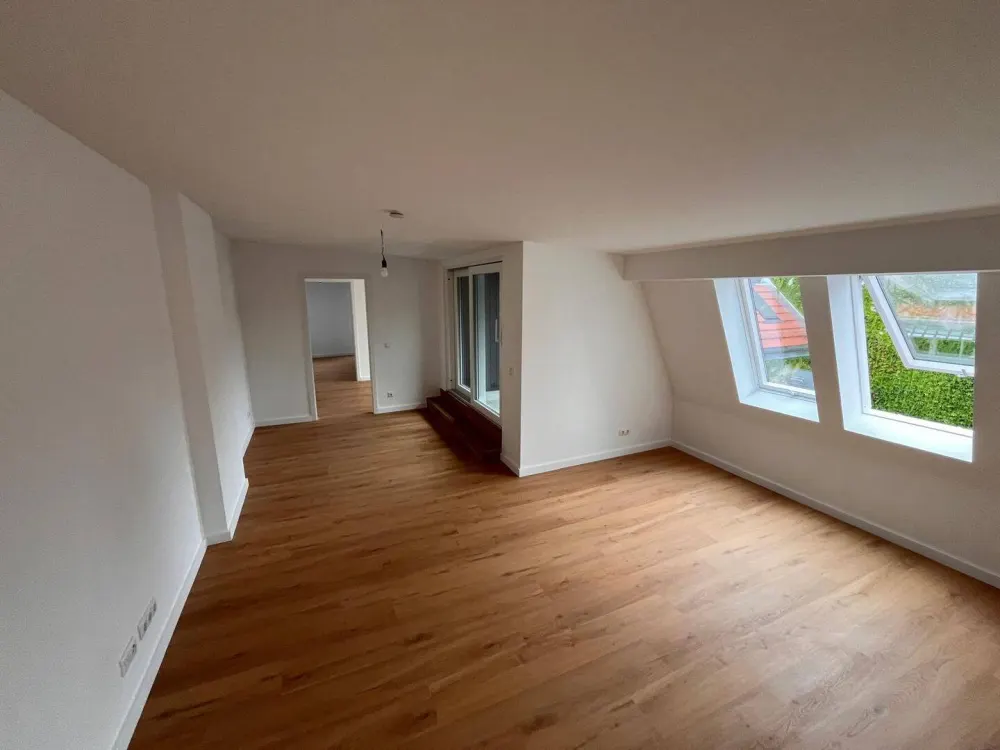 Provisionsfrei Spektakuläres DG-Maisonette/Atelier-Juwel: 3 Zimmer + 40 m² Atelier, Loggia & Aufzug in Neukölln, Erstbezug!