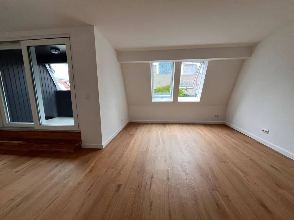 Provisionsfrei Spektakuläres DG-Maisonette/Atelier-Juwel: 3 Zimmer + 40 m² Atelier, Loggia & Aufzug in Neukölln, Erstbezug!