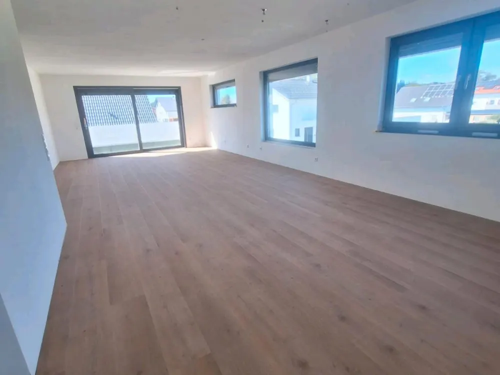 Bright 4-Room Apartment 147sqm with Terrace and Balcony