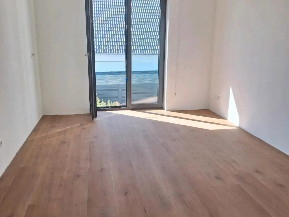 Bright 4-Room Apartment 147sqm with Terrace and Balcony
