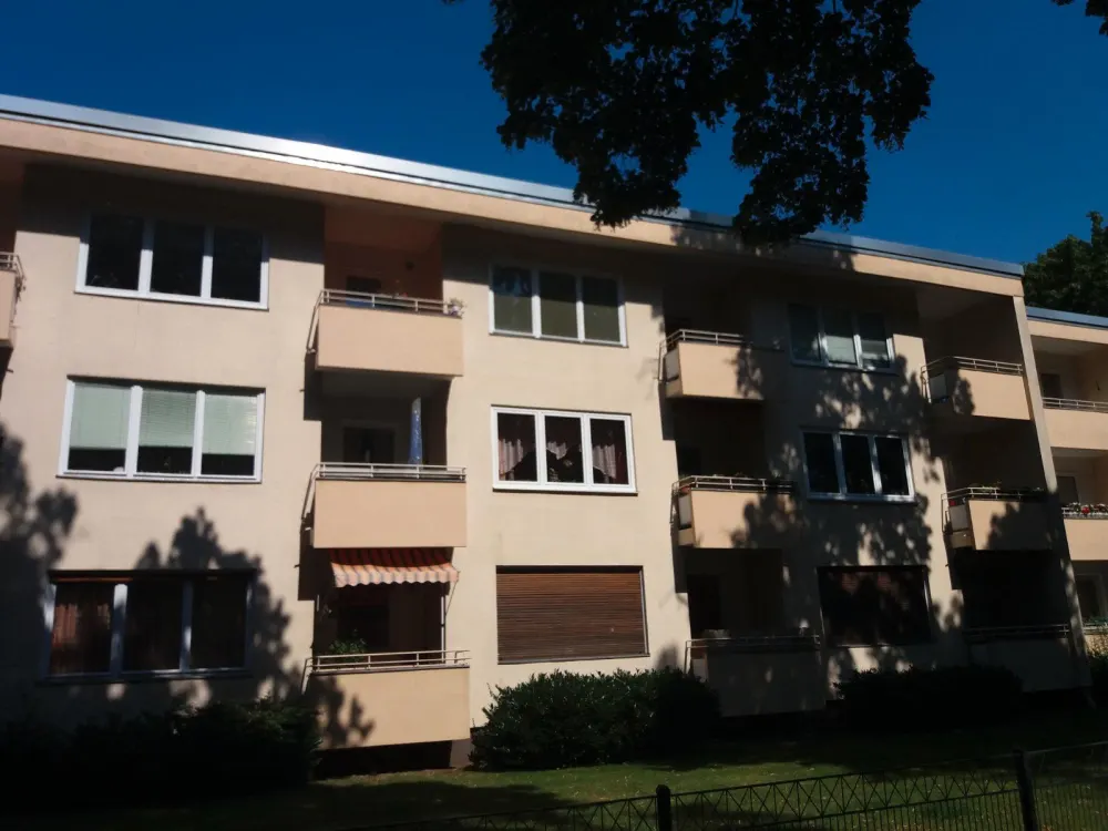 Voll möblierte Wohnung mit privatem Parkplatz