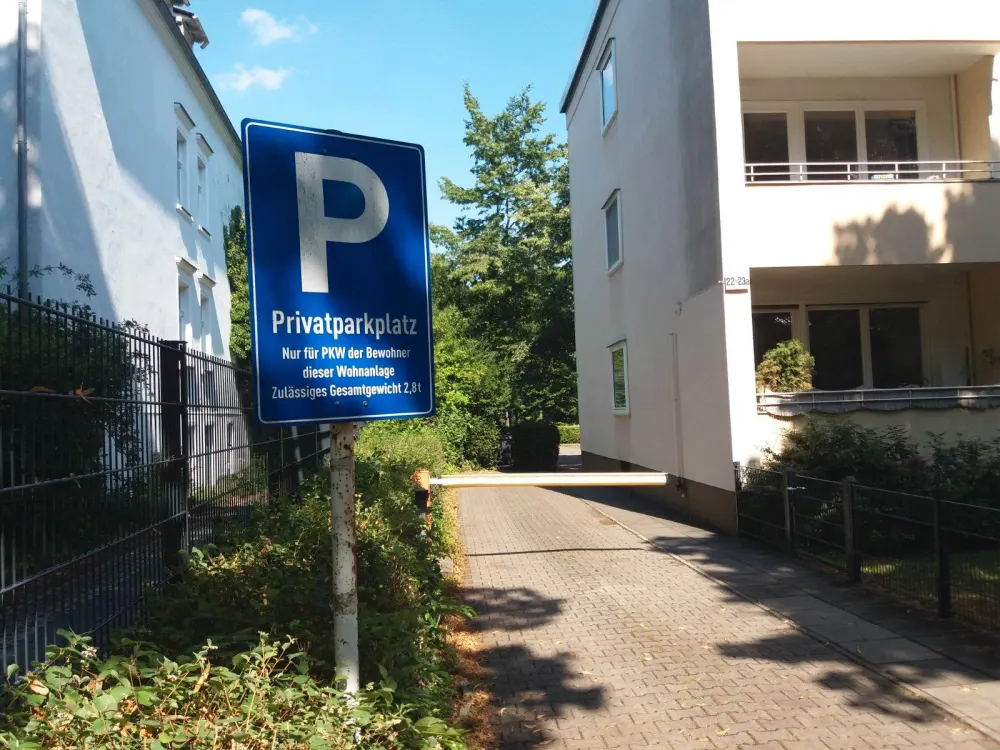 Voll möblierte Wohnung mit privatem Parkplatz