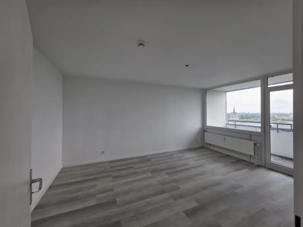Erstbezug nach Renovierung: Helle 3-Zimmer-Wohnung mit Traumblick & Balkon! Verlieben und einziehen!