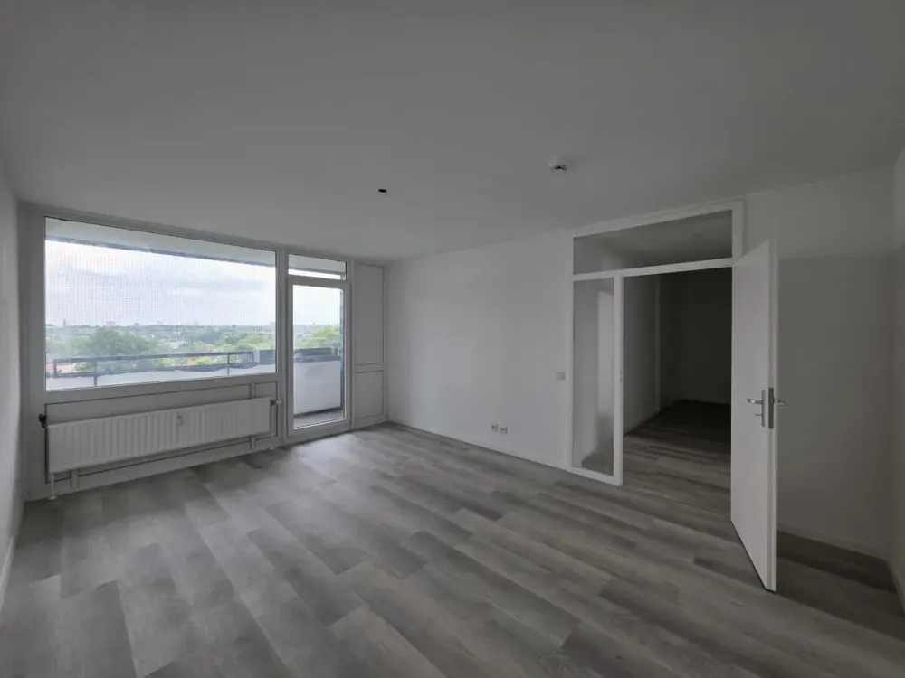 Erstbezug nach Renovierung: Helle 3-Zimmer-Wohnung mit Traumblick & Balkon! Verlieben und einziehen!