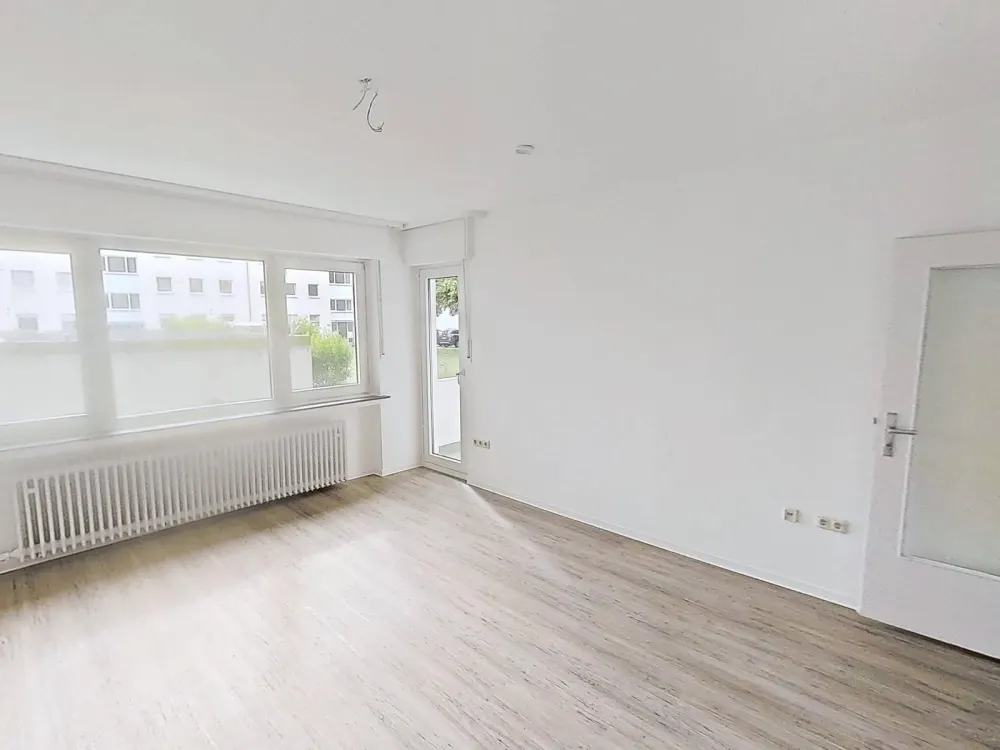 Your New Comfortable Home: Well-Maintained 3-Room Apartment with Built-In Closets & Balcony