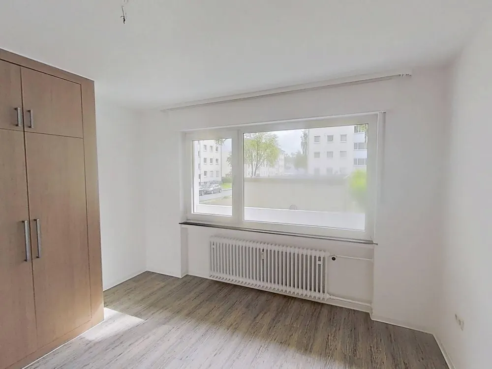Your New Comfortable Home: Well-Maintained 3-Room Apartment with Built-In Closets & Balcony