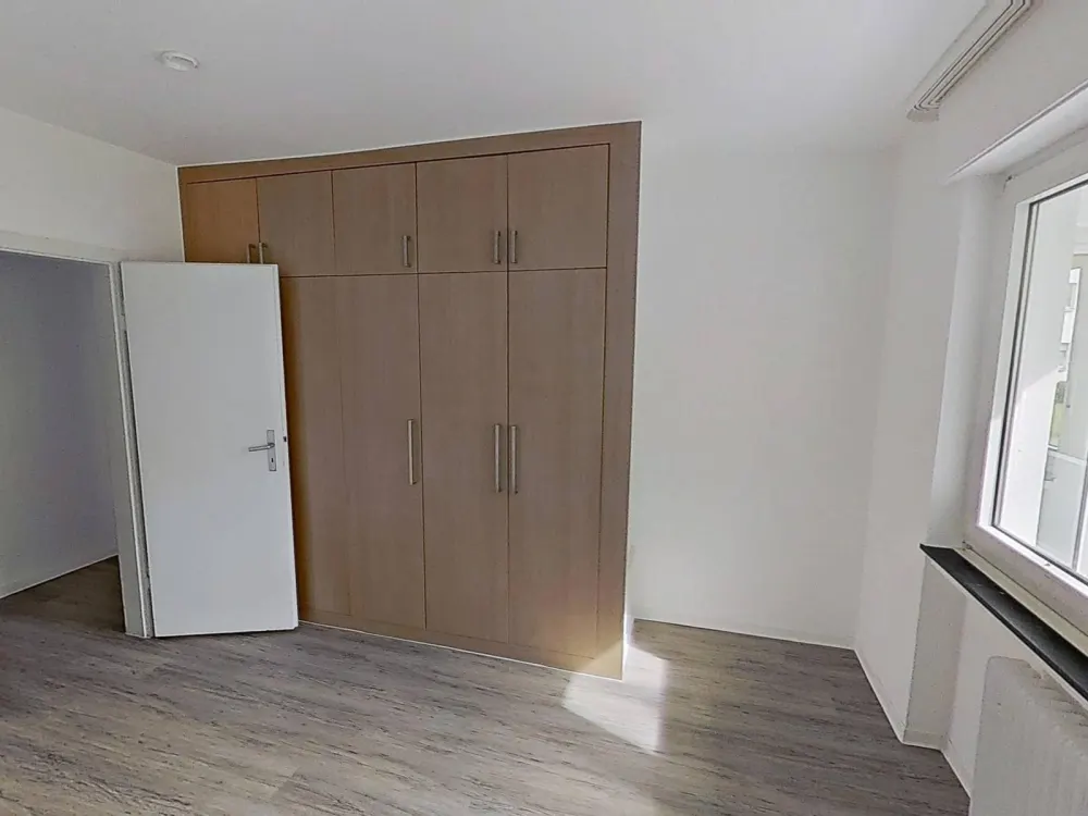 Your New Comfortable Home: Well-Maintained 3-Room Apartment with Built-In Closets & Balcony