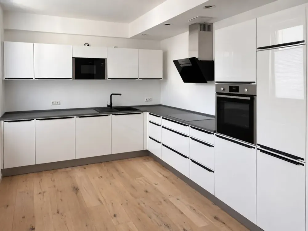 Exklusive und seniorengerechte 3 Zimmer-Whg mit Balkon und hochwertiger Einbauküche in SG Wald