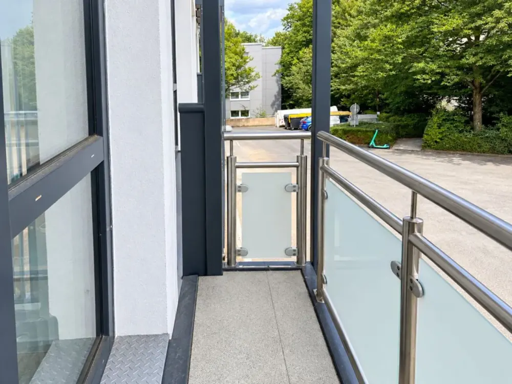 Exklusive und seniorengerechte 3 Zimmer-Whg mit Balkon und hochwertiger Einbauküche in SG Wald