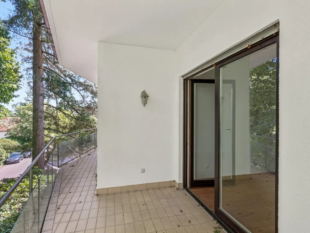Exklusive 4-Zimmer-Wohnung mit zwei Balkonen, Kamin und Waldblick in bester Lage von Kronberg