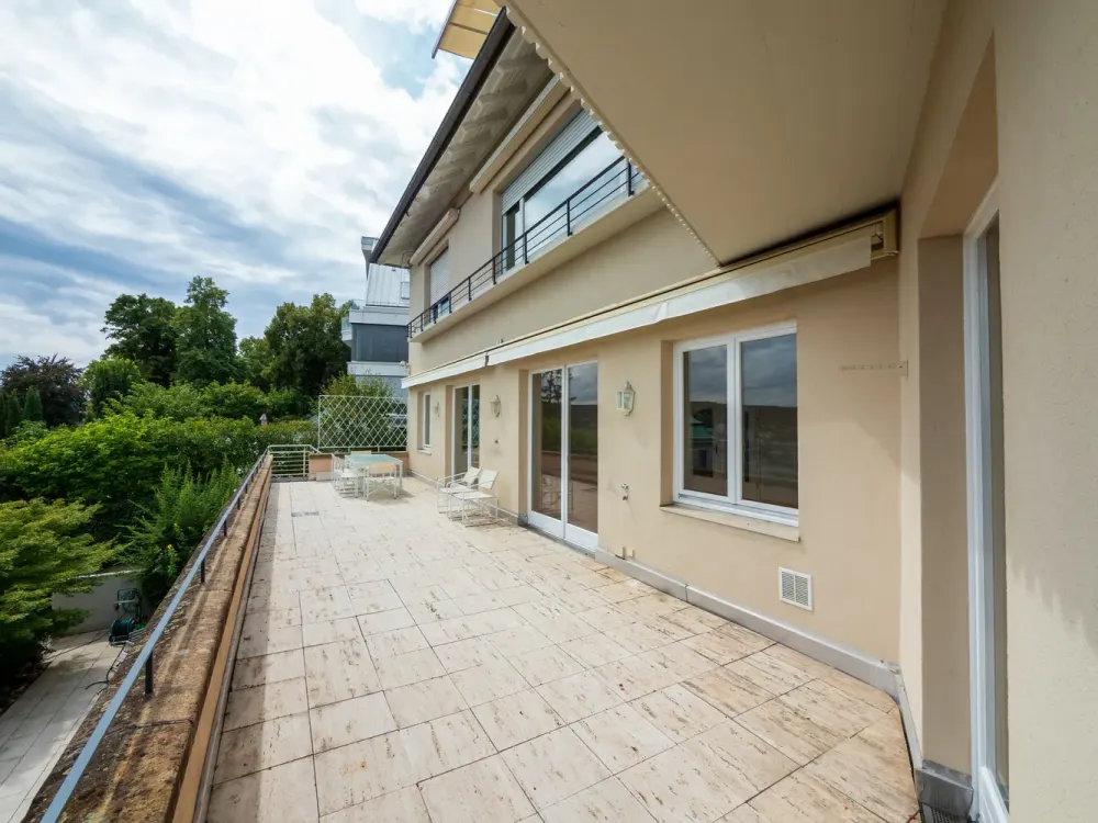 Haus im Haus - Großzügige Wohnetage im Stuttgarter Norden / Relenberg mit Aussicht und Garten