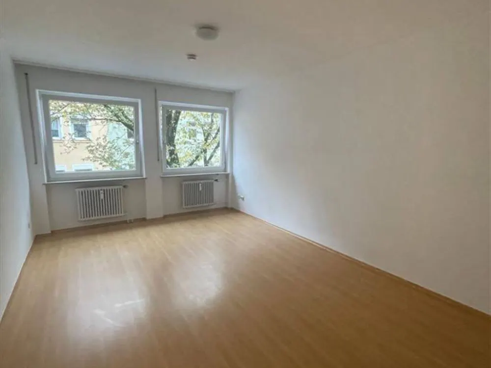 Gostenhof, ruhige Seitenstraße! Freies Apartment mit separater Küche!
