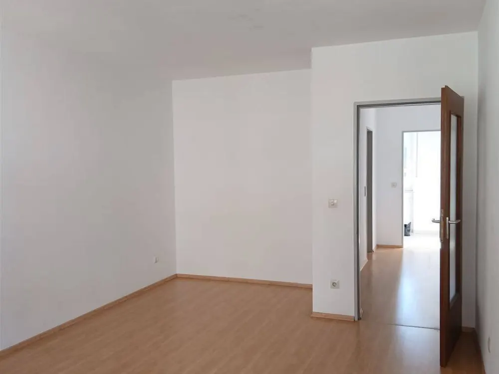 Gostenhof, ruhige Seitenstraße! Freies Apartment mit separater Küche!