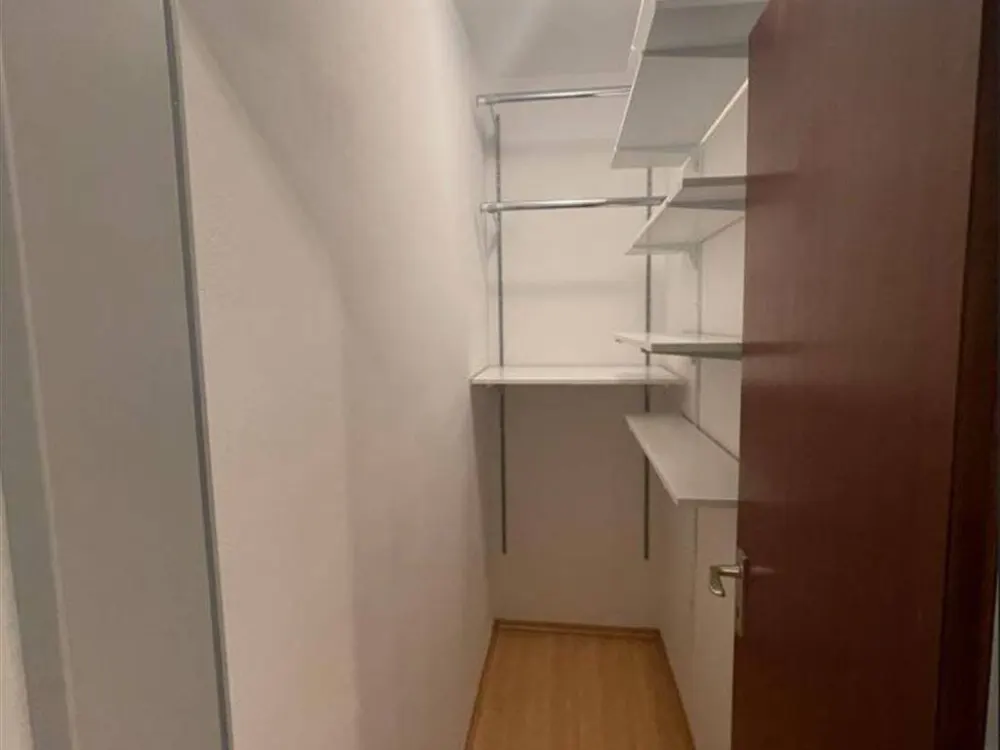 Gostenhof, ruhige Seitenstraße! Freies Apartment mit separater Küche!
