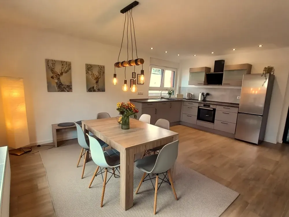 Möblierte 4 Zi.Wohnung für neue 3er WG / Erstbezug nach Kernsanierung