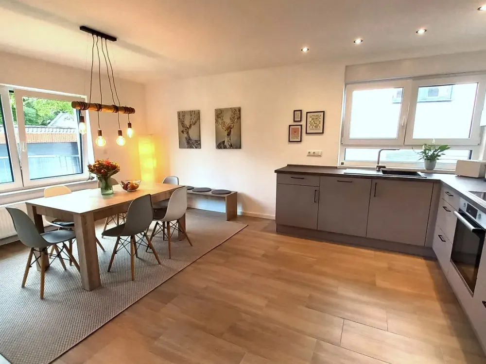Möblierte 4 Zi.Wohnung für neue 3er WG / Erstbezug nach Kernsanierung